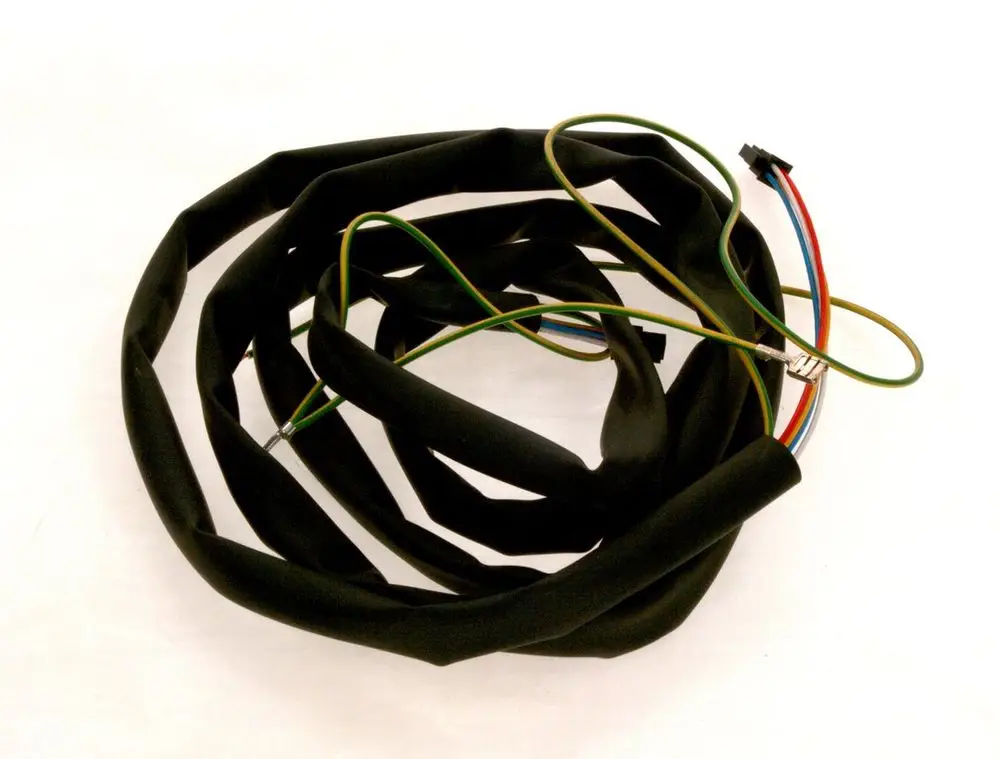 Kabel mit mehreren Leitungen, teilweise mit Isolierung, schlängelt sich und zeigt unterschiedliche Farben, möglicherweise für eine Bosch-Anwendung.